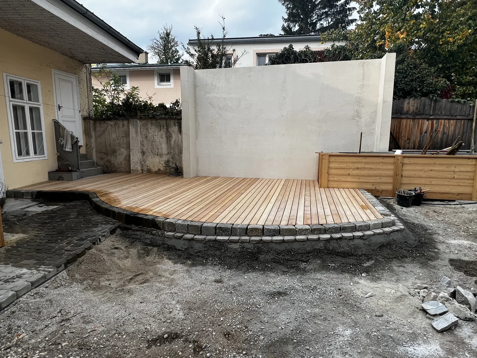 Rundes Holzdeck als Terrasse