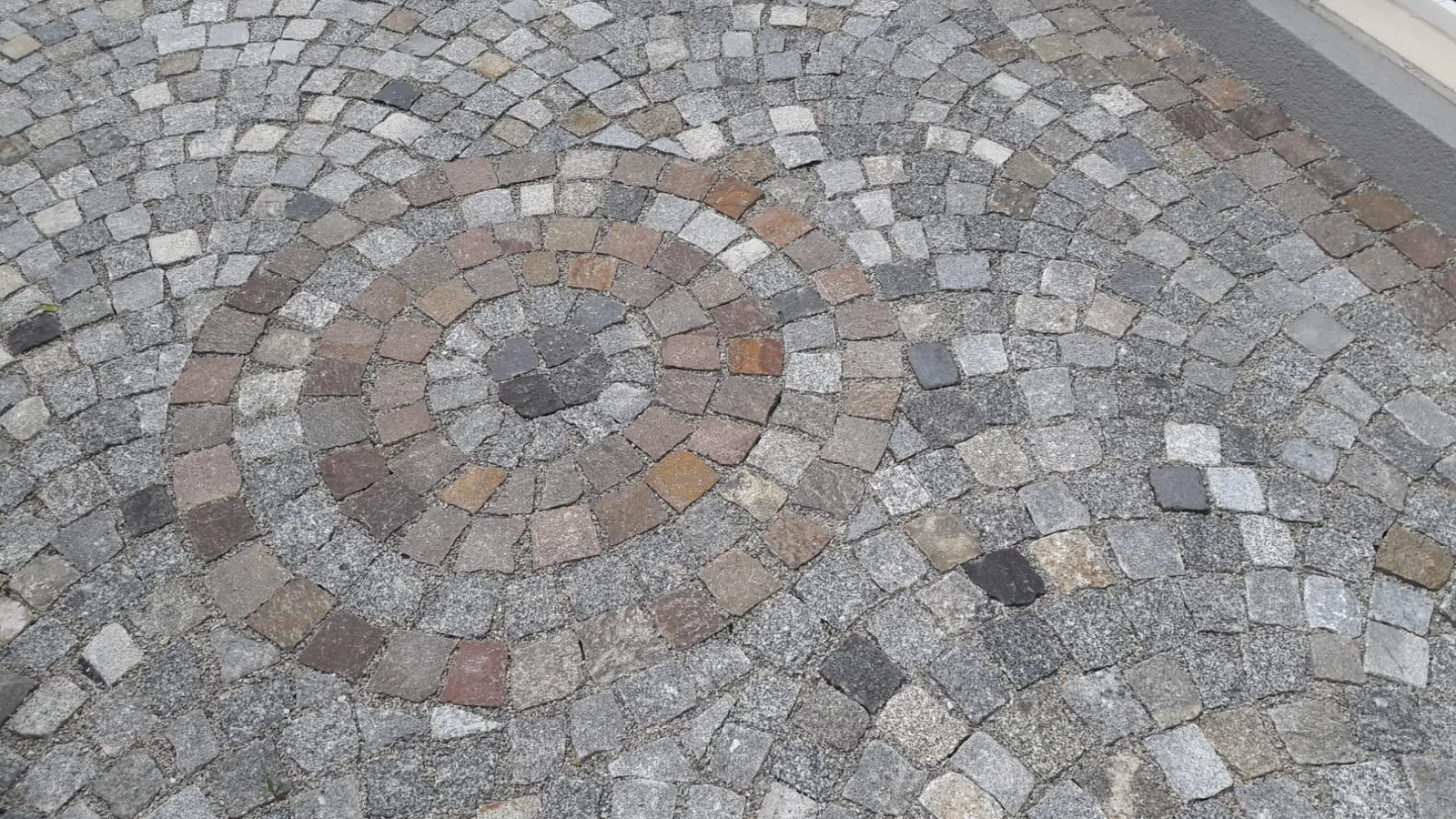 Kunstvolles Kreispflaster aus Natursteinen