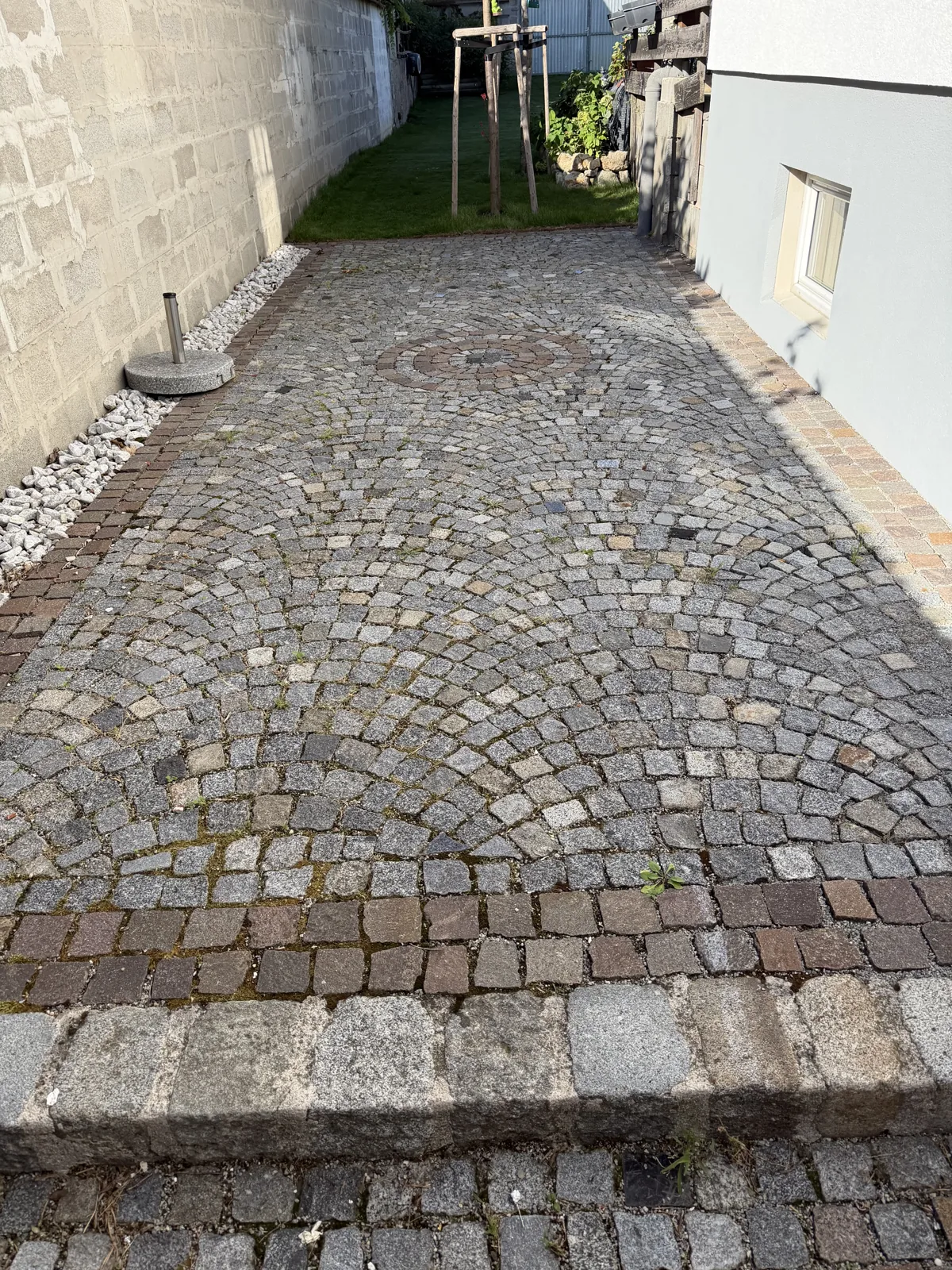 Gepflasterter Weg aus Natursteinen