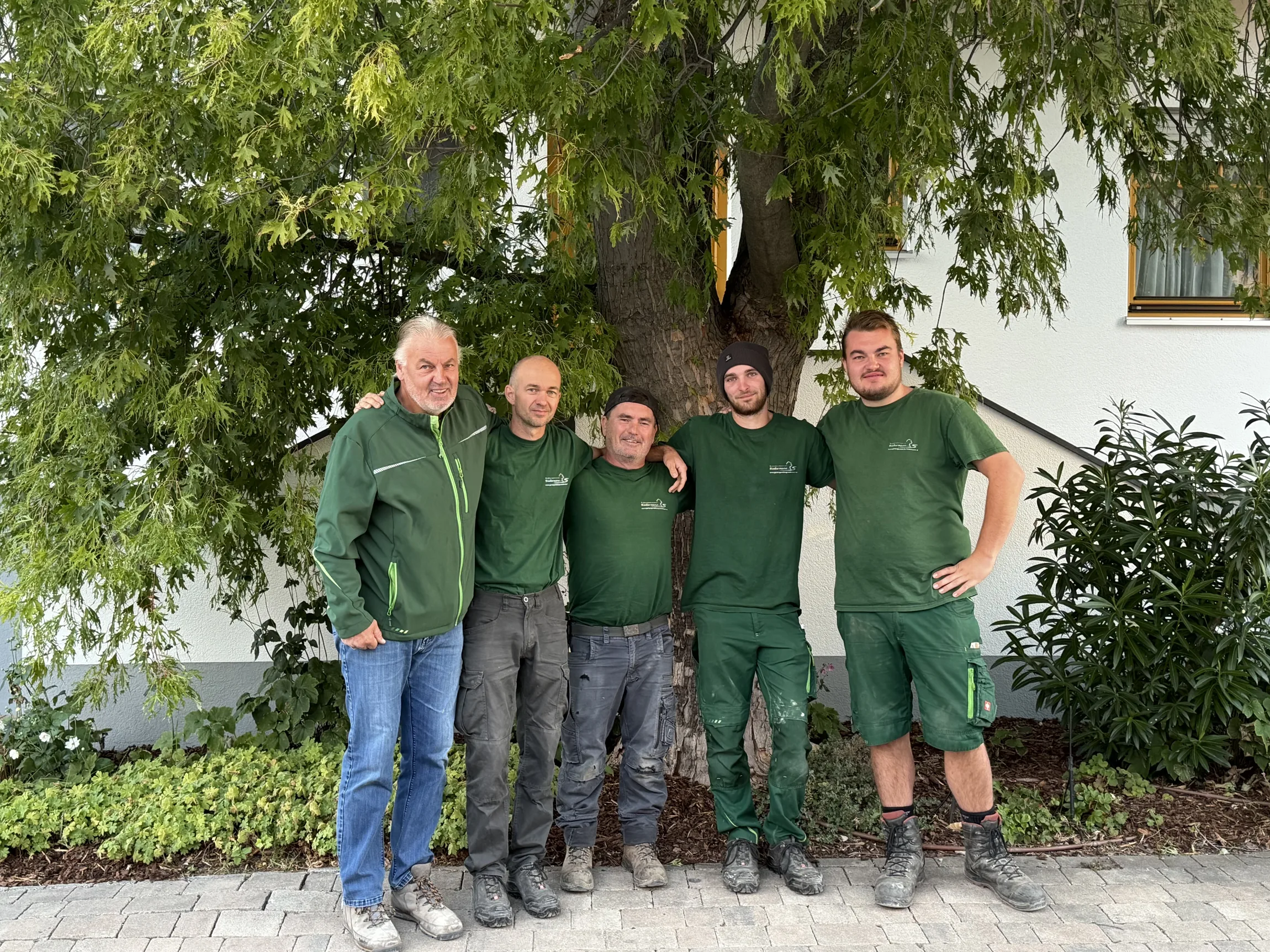 Das Team der Gartengestaltung Biedermann vor dem Firmensitz in Gols
